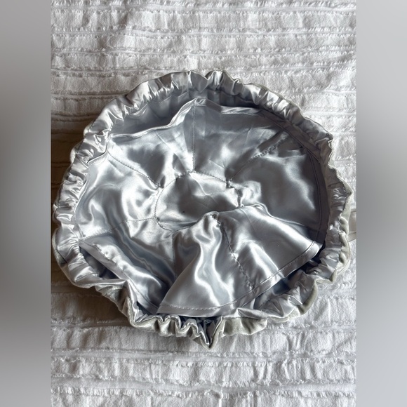 Women’s velvet blue travel jewelry bag with two pairs of women’s earrings - Picture 2 of 5